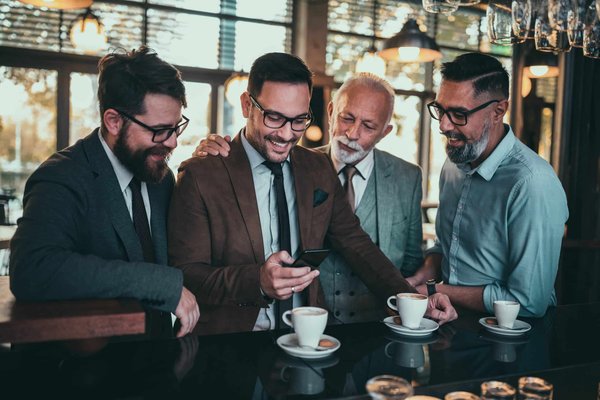 Quelles stratégies les écoles de commerce peuvent-elles utiliser pour enseigner l'importance de la diversité culturelle ?